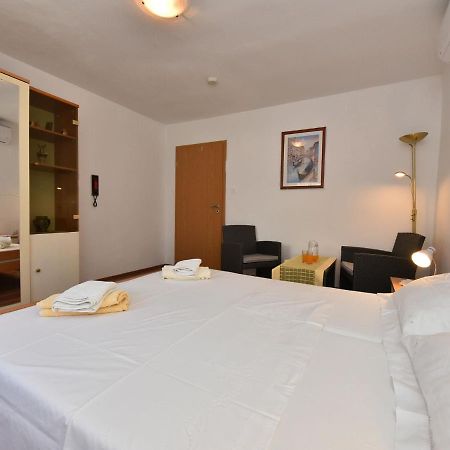 Traditional Apartment In Zadar With Garden Ngoại thất bức ảnh